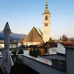 Im Herzen Der Altstadt * シュヴァーツ